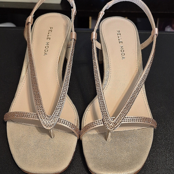 BNWT Pelle Moda platinum gold thong sandals with straps. Size 6.5. - Picture 1 of 8